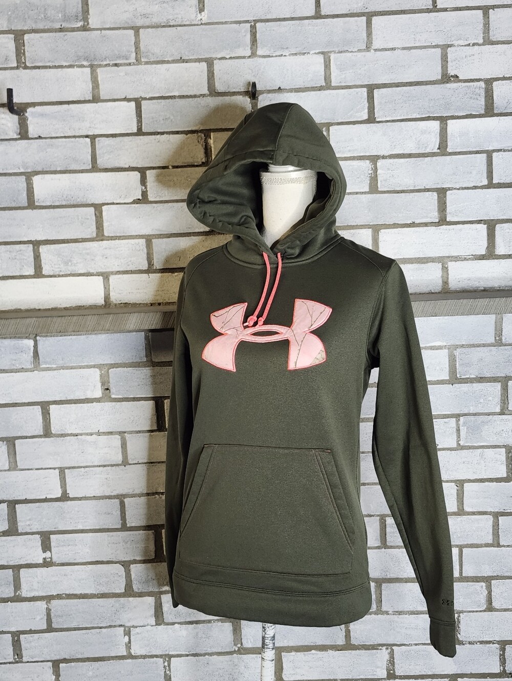 • Under Armour Women’s Hooded Pullover Sweatshirt Size XS Green Camo Semi-Fitted